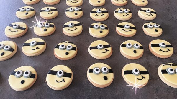 Minion face biscuits